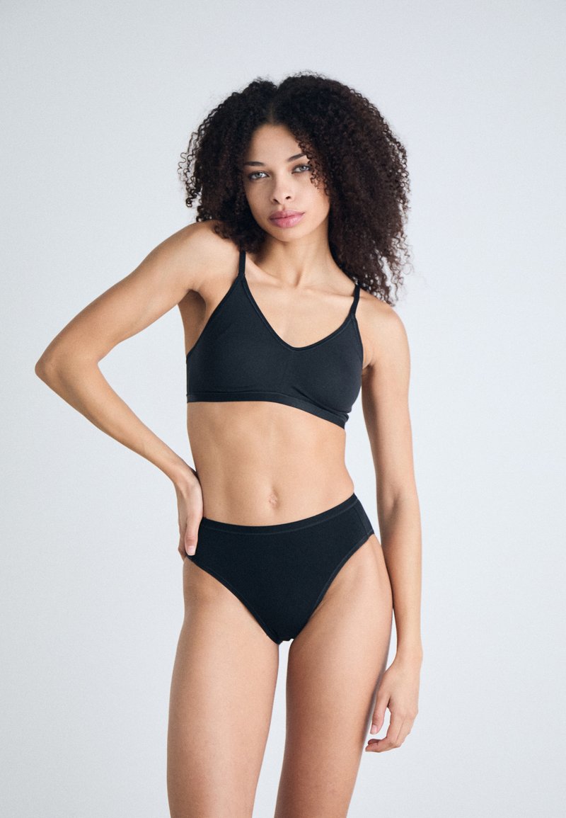 Crni bikini set koji se sastoji od trokutastog braleta s tankim rekaoima i gaćicama visokog struka, glatke teksture i minimalističkog dizajna.
