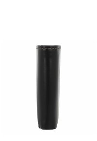 Conteneur cylindrique en cuir noir avec une texture lisse, cousu en haut. Conçu pour contenir un seul objet, sans qu'aucune quincaillerie distincte ne soit visible.