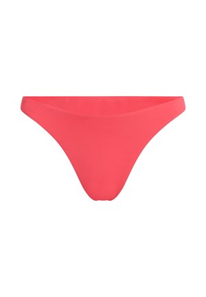 Korálový bikiny strih vyrobený z hladkej látky. Značuje nízky pás a minimalistický dizajn bez zjavn�ého vzoru alebo kovania.