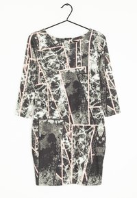 Figurbetontes Kleid mit mehrfarbigem abstraktem Muster in Schwarz, Weiß und Pink. Mit Dreiviertelärmeln und rundem Halsausschnitt.
