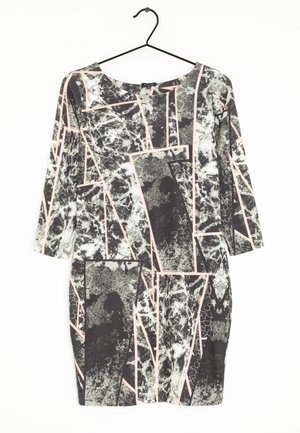Figurbetontes Kleid mit mehrfarbigem abstraktem Muster in Schwarz, Weiß und Pink. Mit Dreiviertelärmeln und rundem Halsausschnitt.