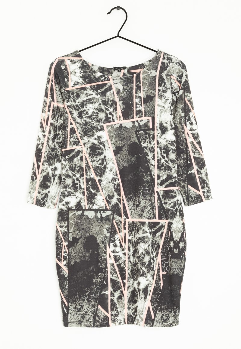 Figurbetontes Kleid mit mehrfarbigem abstraktem Muster in Schwarz, Weiß und Pink. Mit Dreiviertelärmeln und rundem Halsausschnitt.