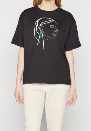 Musta puuvillainen t-paita, jossa minimalistinen valkoisella viivalla piirretty naisen kasvot vihreällä korvakorulla. Rentoa istuvuutta, lyhyet hihat.