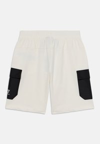 Shorts cargo bianchi con una cintura elastica, due tasche laterali nere e materiale in cotone liscio. Progettati per comfort e funzionalità.