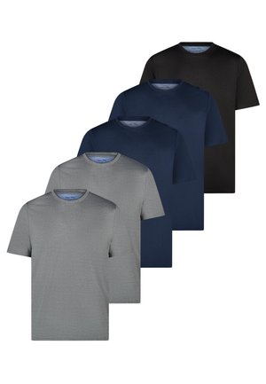 Fem ensfarvede crewneck T-shirts i sort, mørkeblå og lysegrå, arrangeret i en trappestillet lodret stak.