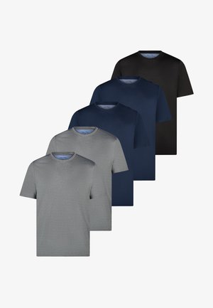 Fem ensfarvede crewneck T-shirts i sort, mørkeblå og lysegrå, arrangeret i en trappestillet lodret stak.