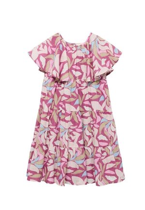 Vestido rosa y blanco con estampado de hojas, cuello grande con volantes y falda de varios niveles, con acentos en azul y beige.