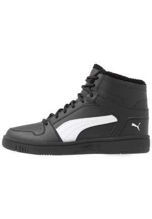 Schwarzer High-Top-Sneaker mit weißem Puma-Logo, schwarzen Schnürsenkeln und gepolstertem Knöchelkragen mit Fellfutter, Seitenansicht auf weißem Hintergrund.