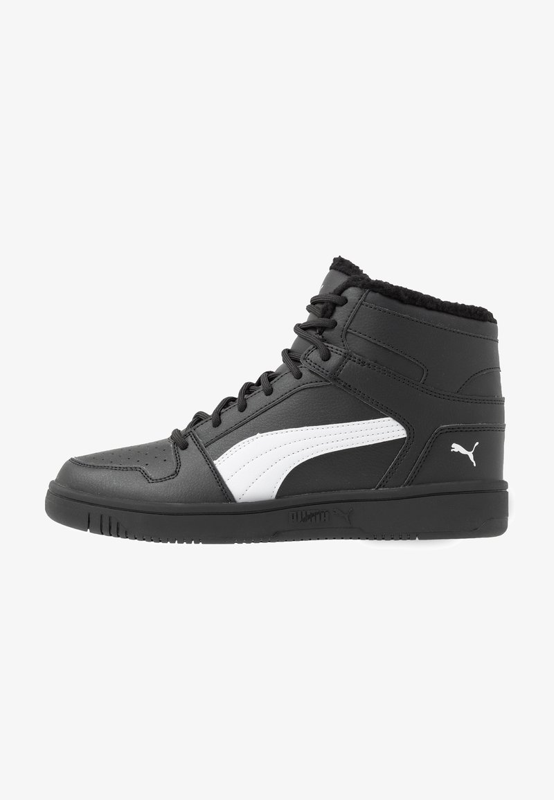 Basket montante noire avec logo Puma blanc, lacets noirs et col de cheville rembourré avec doublure en fourrure, vue latérale sur fond blanc.