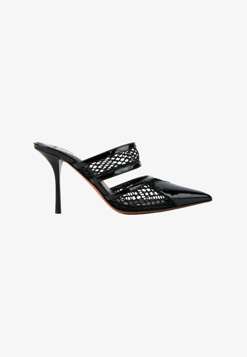 Mule noire à talon haut avec bout pointu, côtés en mesh, deux brides horizontales et finition brillante sur la zone du bout et du talon.