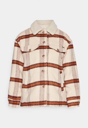 Veste à carreaux en crème avec des rayures rouille et gris, dotée d'un col en sherpa, d'une fermeture à boutons à l'avant et de deux poches poitrine.