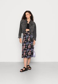 Pieces PCKAITLYN MIDI SKIRT - Saia evasé - black/blue