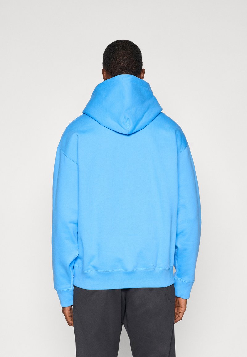 Fleece-Hoodie in leuchtendem Blau, mit großer Kapuze, langen Ärmeln, gerippten Bündchen und Saum sowie einer glatten Textur.