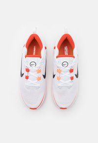 Nike Performance INFINITY FLOW UNISEX - Tenisice za cestovno trčanje - white/black/picante red/tart