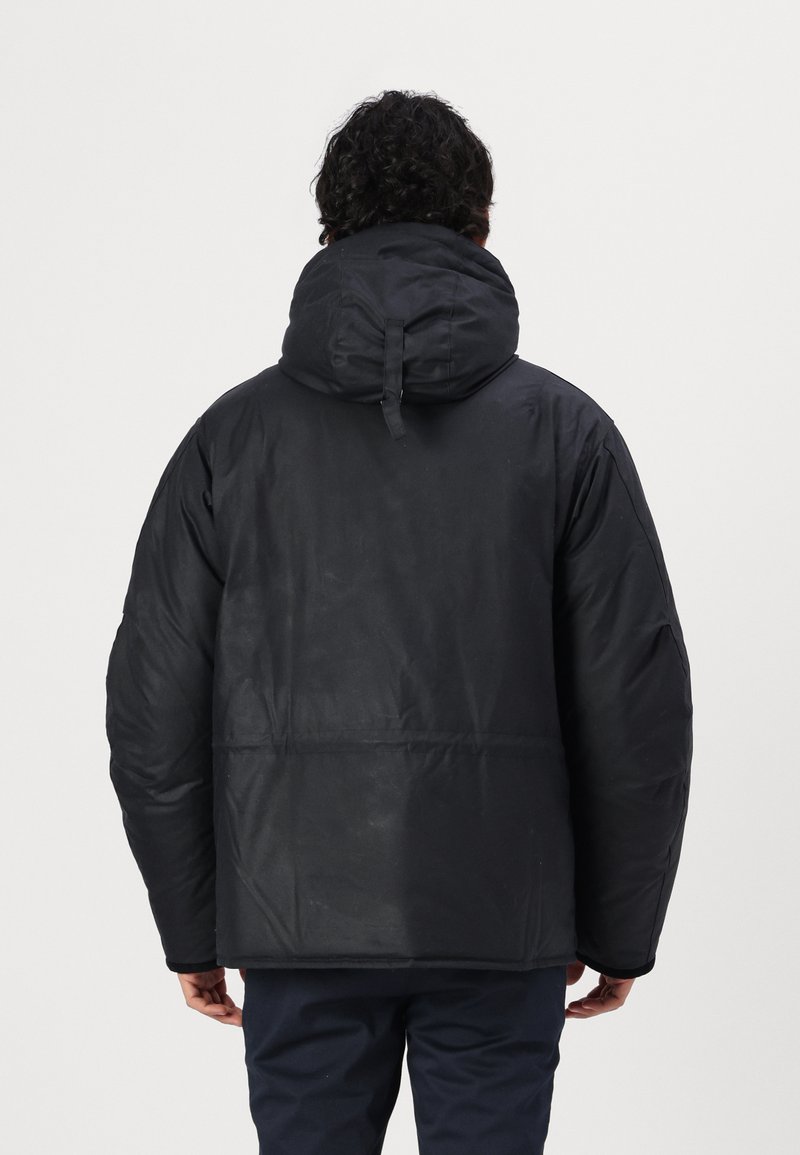 Schwarze Daunenjacke mit Kapuze, mattem Finish, voluminöser Form und elastischen Bündchen. Einfaches Design ohne auffällige Muster.
