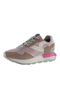 Zapatillas que presentan una combinación de materiales en rosa y topo, con acentos en cuero gris, suela texturizada y cordones coloridos, todo con un diseño deportivo y acolchado.