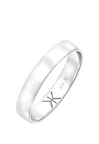 Silver ring med en slät, rundad ring. Har en matt yta och ingraverade markeringar på insidan, märkta 585 för guldinnehåll.
