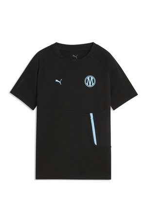 Czarna sportowa koszulka Puma z krótkim rękawem, z jasnoniebieskim logo Puma na lewej piersi i okrągłym emblematem na prawej piersi, plus jasnoniebieską kieszenią na zamek.