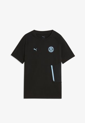 Czarna sportowa koszulka Puma z krótkim rękawem, z jasnoniebieskim logo Puma na lewej piersi i okrągłym emblematem na prawej piersi, plus jasnoniebieską kieszenią na zamek.