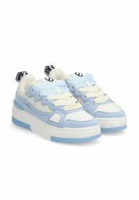 Blaue und weiße Turnschuhe mit einem strukturierten Mesh-Obermaterial, geschichteten Wildlederakzenten, Schnürdesign und einer dicken weißen Außensohle mit hellblauen Details.