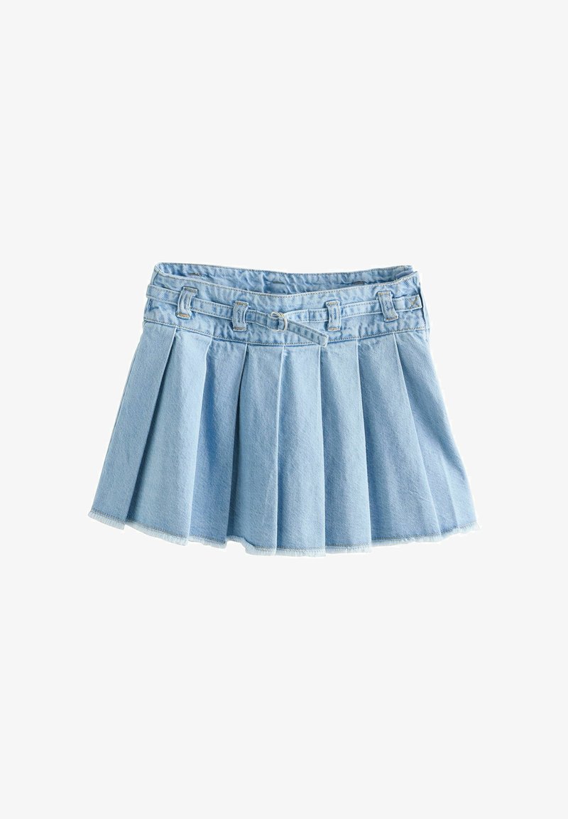 Jupe en jean plissée bleu clair avec une ceinture assortie passée dans les passants, présentée sur fond blanc.