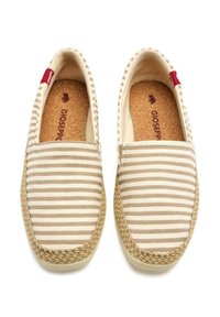 Scarpe slip-on in tela beige con strisce orizzontali bianche, suola in corda di juta e una piccola etichetta rossa sul tallone. Soletta in sughero visibile.