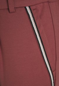 ONLY Petite ONLPOPTRASH EASY NEW SPORTY TAPE - Calças - apple butter misty rose/cloud dancer/black