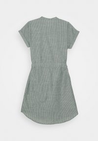 Zielona sukienka w paski na krótkie rękawy z paskiem w talii, zaokrąglonym dołem i teksturowaną tkaniną. Charakteryzuje się prostym, strukturalnym krojem i dekoltem bez kołnierza.