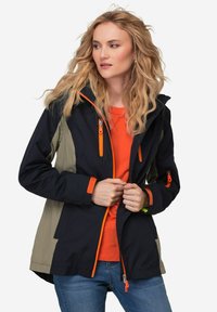 Giacca impermeabile in navy e verde oliva, con zip e dettagli arancioni. Cappuccio e polsini regolabili, con diverse tasche con zip.