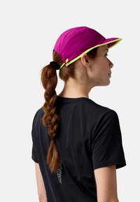 Brooks LIGHTWEIGHT PACKABLE  - Kepuraitė - dk fuchsia nightlife