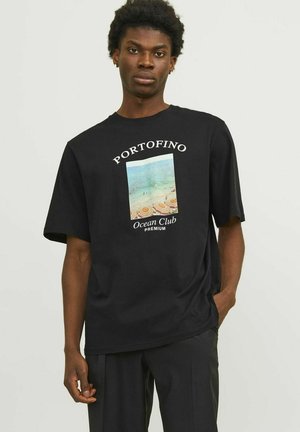 Sort T-shirt med korte ærmer, der har et grafisk mønster af en strandscene og teksten "PORTOFINO Ocean Club" i hvid.