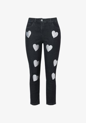Schwarze Denim-Jeans mit silbernen glitzernden Herzformen, die über den Stoff verstreut sind. Mittlere Taille, schmaler Schnitt mit einem standardmäßigen Knopf- und Reißverschluss.