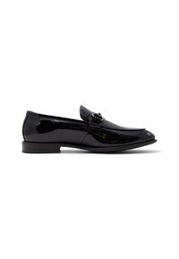 Svarta lackläder loafers med rund tå, med en dekorativ spänne. Slät textur och låg blockklack. Sidoprofil vy.