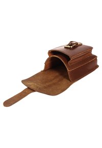 Bruine leren pouch met een klep met gesp open, met een zachte suède binnenkant en gestikte randen, geïsoleerd op een witte achtergrond.