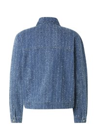 Geacă de denim albastră texturată cu mâneci lungi, guler, manșete cu nasturi și tiv drept, văzută din spate.