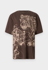 Braunes T-Shirt mit einem detaillierten, cremefarbenen Tiger-Print. Kurzärmlig, runder Hals und weicher, strukturierter Stoff.