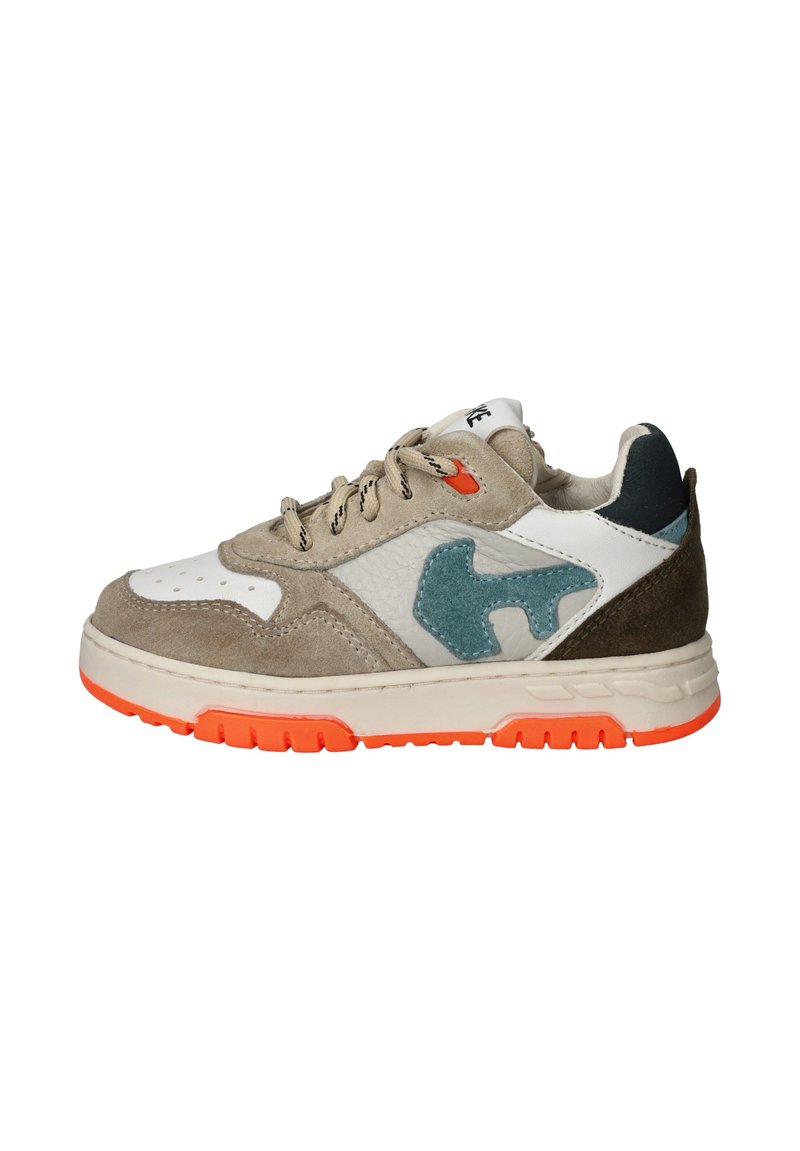 Sneaker met een beige suède bovenwerk, witte en teal leren accenten, perforaties, oranje buitenzool en een grijze hiel tab voor extra detail.