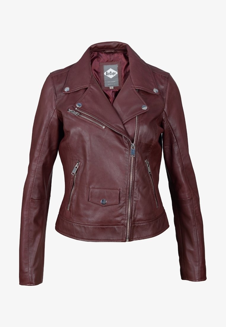 Veste de motard en cuir bordeaux avec fermeture éclair asymétrique, trois poches zippées, poche à rabat avec bouton-pression et large col à revers.