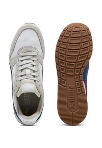 Graue und weiße Puma-Sneaker aus der Draufsicht und der Sohle, mit Obermaterial aus Netzgewebe, Schnürsenkeln und brauner gummierter Außensohle mit Puma-Logo.