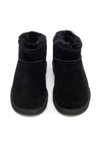 Czarne botki za kostkę wykonane z miękkiego zamszu, wyposażone w miękką futrzaną podszewkę, prosty design, zaokrąglony nosek oraz płaskie gumowe podeszwy.