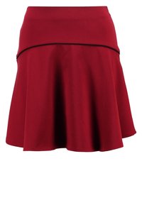 Jupe évasée rouge en tissu doux, dotée d'une taille ajustée avec un passepoil noir et une texture lisse.