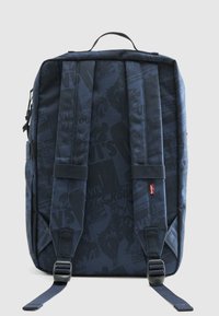 Σάκος πλάτης σε ναυτικό μπλε με υφή και ρυθμιζόμενους ιμάντες. Διαθέτει επάνω λαβή και διακοσμητικά μεταλλικά στοιχεία στο πλάι για επιπλέον δυνατότητες μεταφοράς.