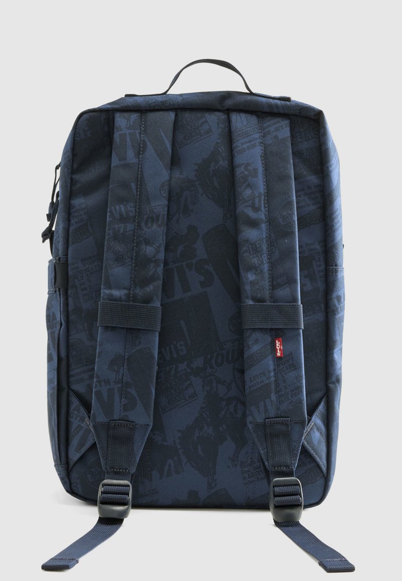Mochila azul marino con un patrón texturizado y correas ajustables. Cuenta con un asa superior y detalles metálicos laterales para opciones adicionales de transporte.