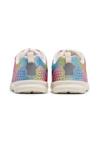 Baskets de sport colorées avec un motif dégradé comportant du rose, du bleu et du vert. Tige en mesh avec un col rembourré et une semelle texturée.