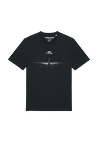 T-shirt en coton noir avec un graphique monochrome représentant une silhouette devant un océan, sous une lune stylisée et un fond étoilé.