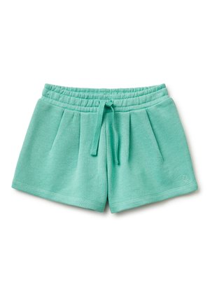 Zachte shorts van muntgroene stof met elastische tailleband, voorkleppen, zijzakken en een aantrekkoord, plat gelegd op een witte achtergrond.
