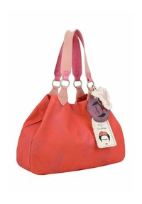 Sac à main en tissu rouge avec une texture douce, anses en cuir rose, quincaillerie en argent, et un charm décoratif avec un accent floral et un visage illustré.