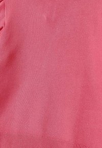 Strickpullover aus weichem, mittelschwerem Stoff. Merkmale sind eine lebhafte pinke Farbe mit glatter Textur und geripptem Saum. Einfaches Design, keine Muster.