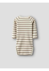 Bodysuit de bebé de manga larga en crema con rayas horizontales de color marrón claro, con cuello redondo y cierre a presión en la parte inferior.