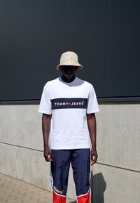 Tommy Jeans PRINTED ARCHIVE TEE - T-shirt con stampa - white